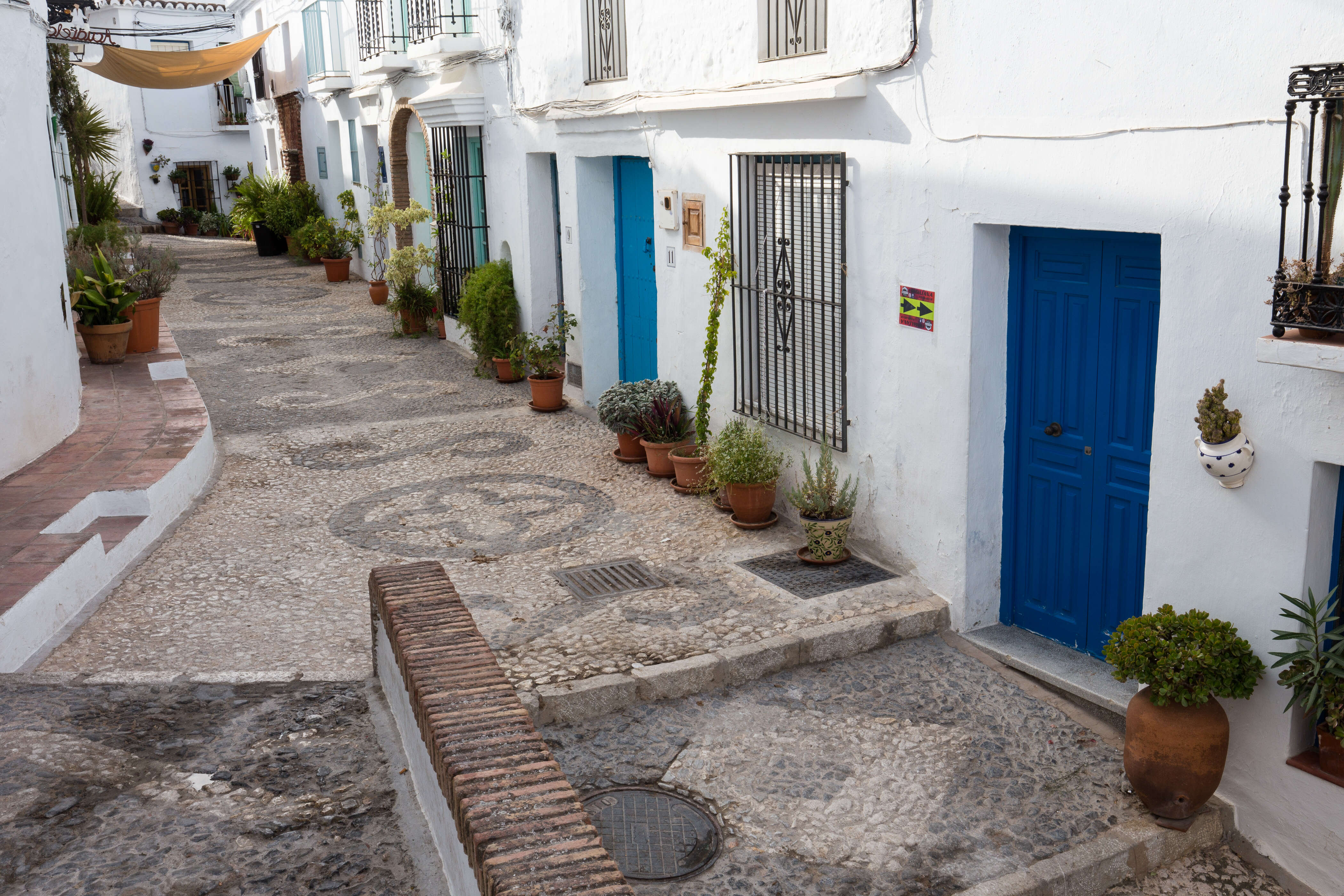 Hauseingänge mit blauen Türen in einer Gasse in Frigiliana
