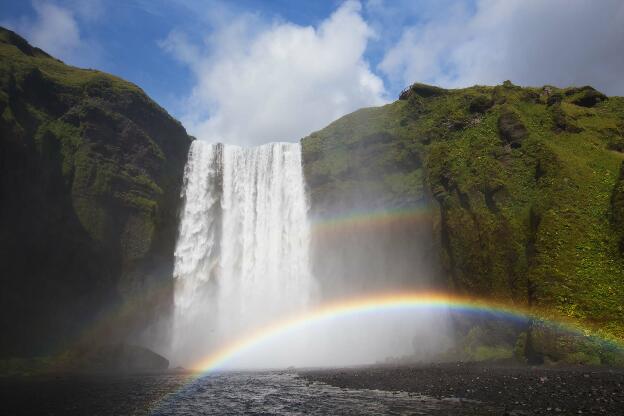 Regenbogen am Skógafoss Wasserfall