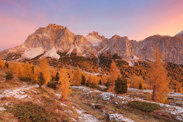 farbiger Sonnenaufgang in den Dolomiten