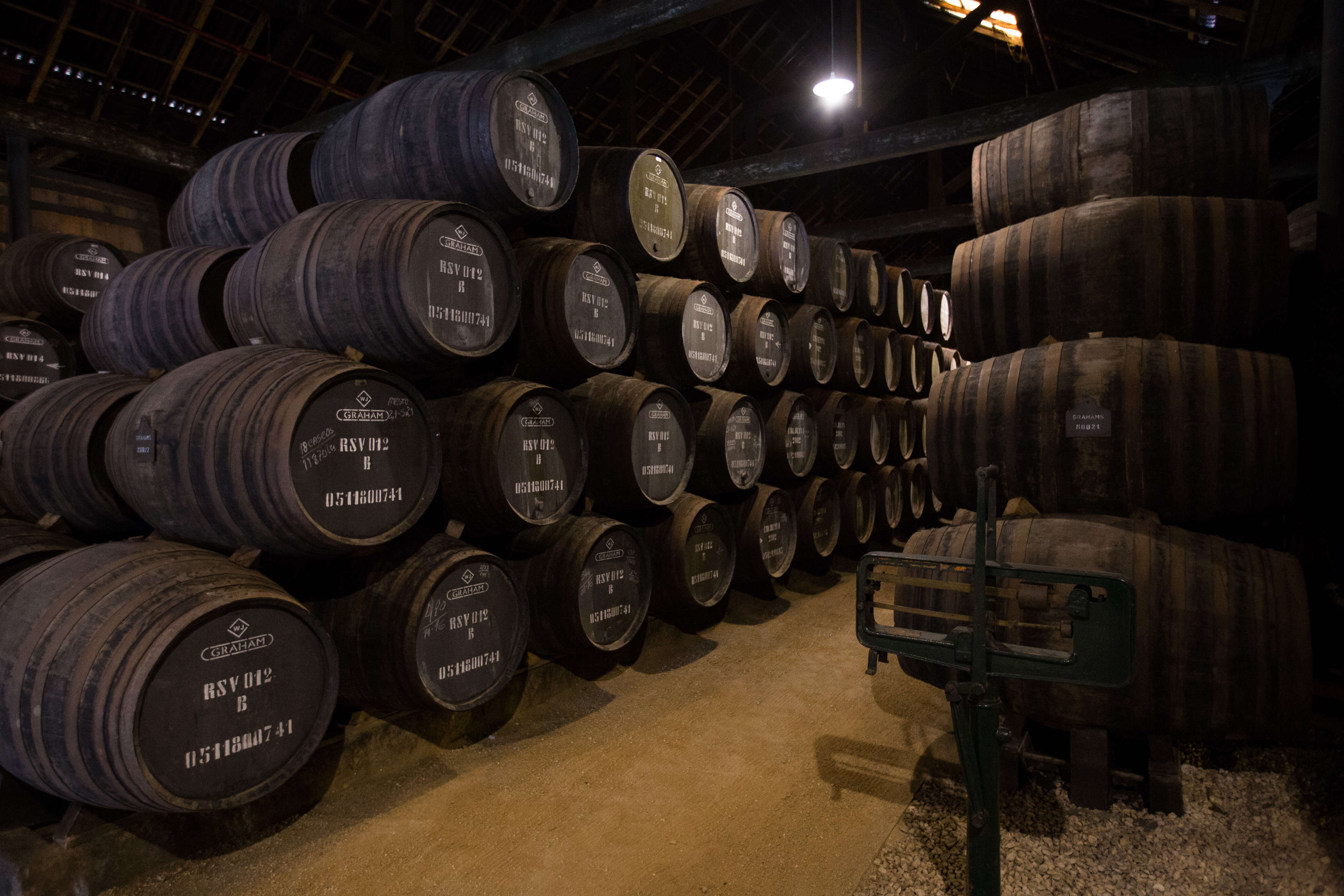 Portwein Fässer in eimem Weinkeller