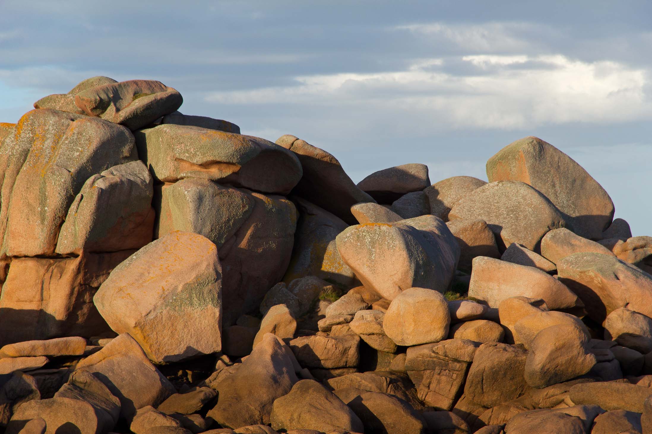 Rosa Felsen an der Côte de Granit Rose