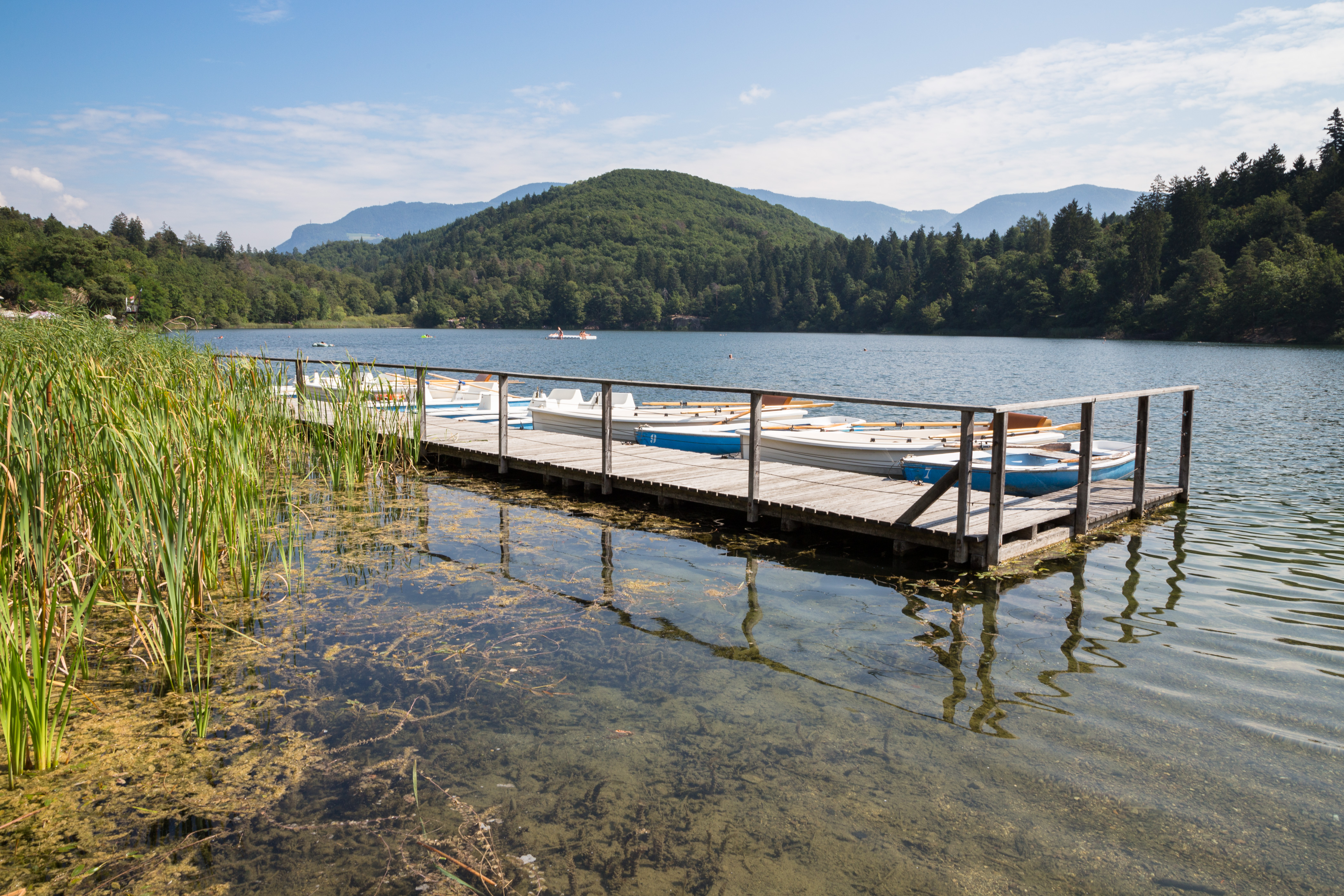 Steg mit Ruderbooten am Montiggler See