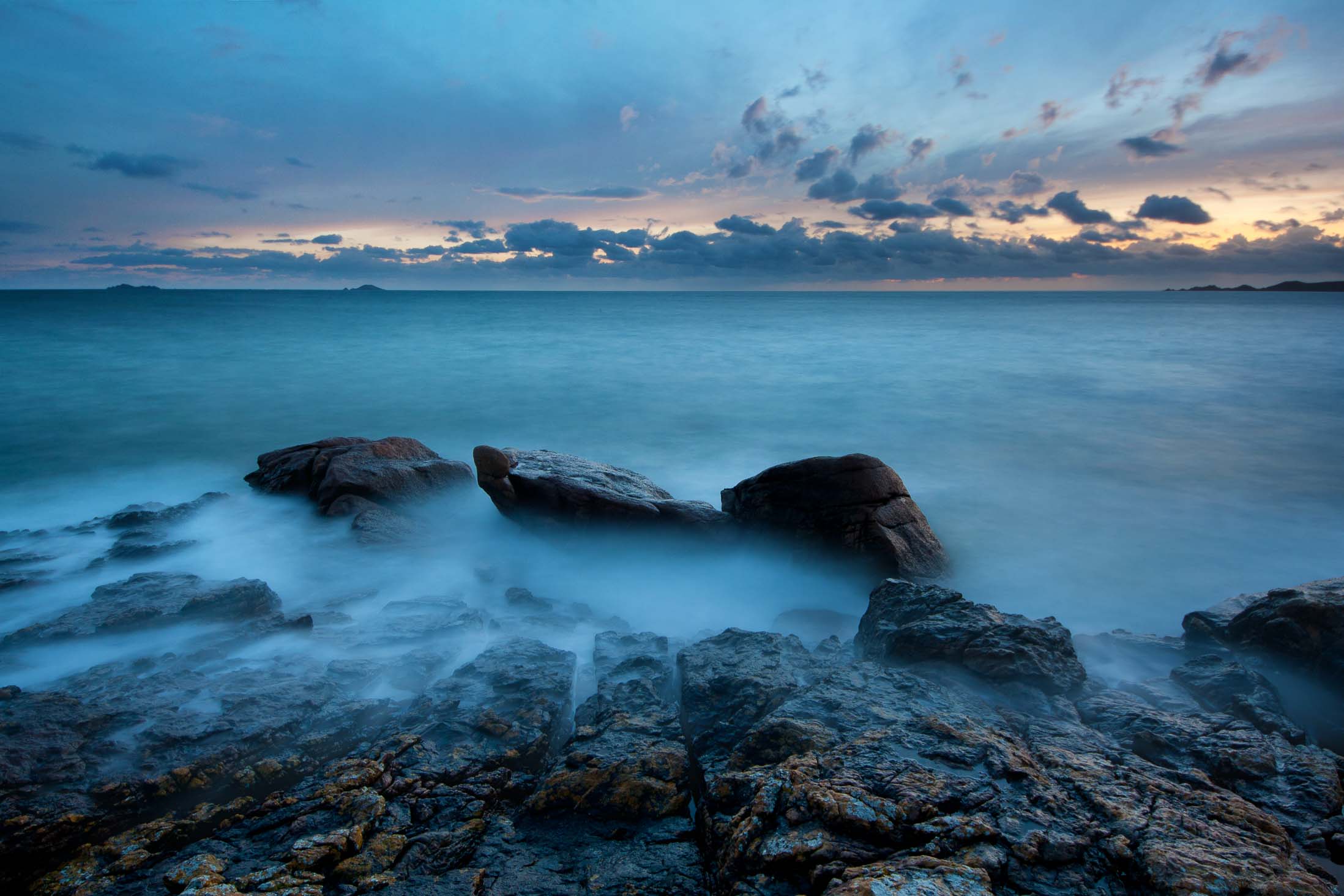Dämmerung an der Rosengranit-Küste
